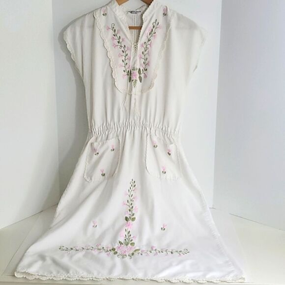 Vintage Embroidered and Crocheted Floral Short Sleeve Dress S - Picture 1 of 10